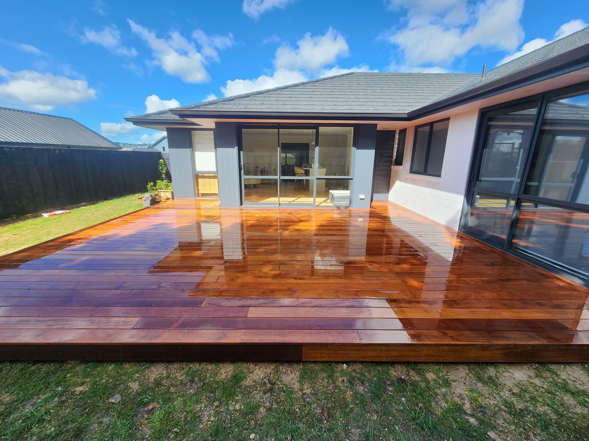 Hardwood deck courtyard: decking photo 01